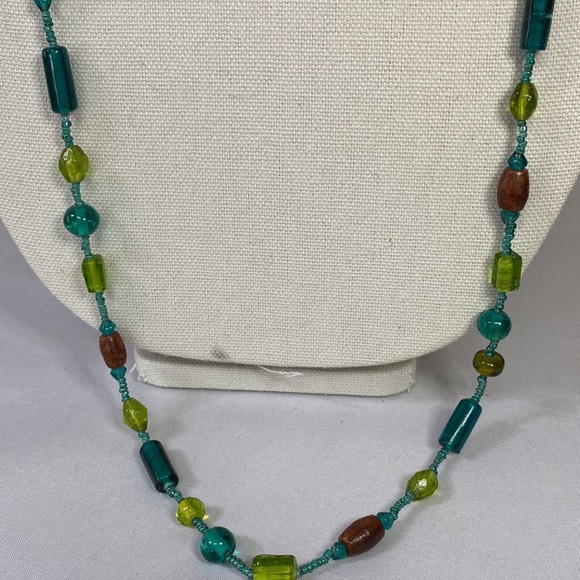Long green glass bead and wood statement necklace - Picture 3 of 4